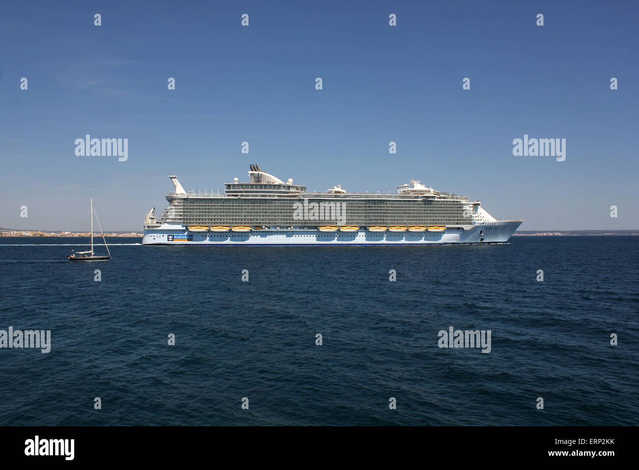Mega Cruise ship “ALLURE OF THE SEAS” (360 mtrs long, launched 2010, 6296 passengers, 2384 crew ) - Palma de Mallorca. Stock Photo
