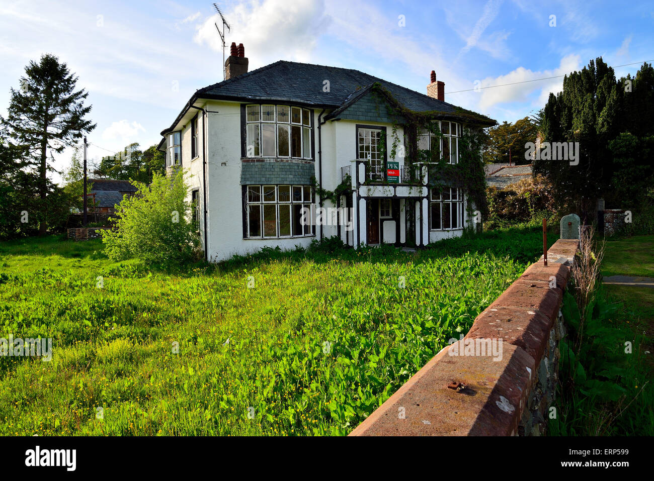 an empty house at ouse bridge looking abandoned Stock Photo
