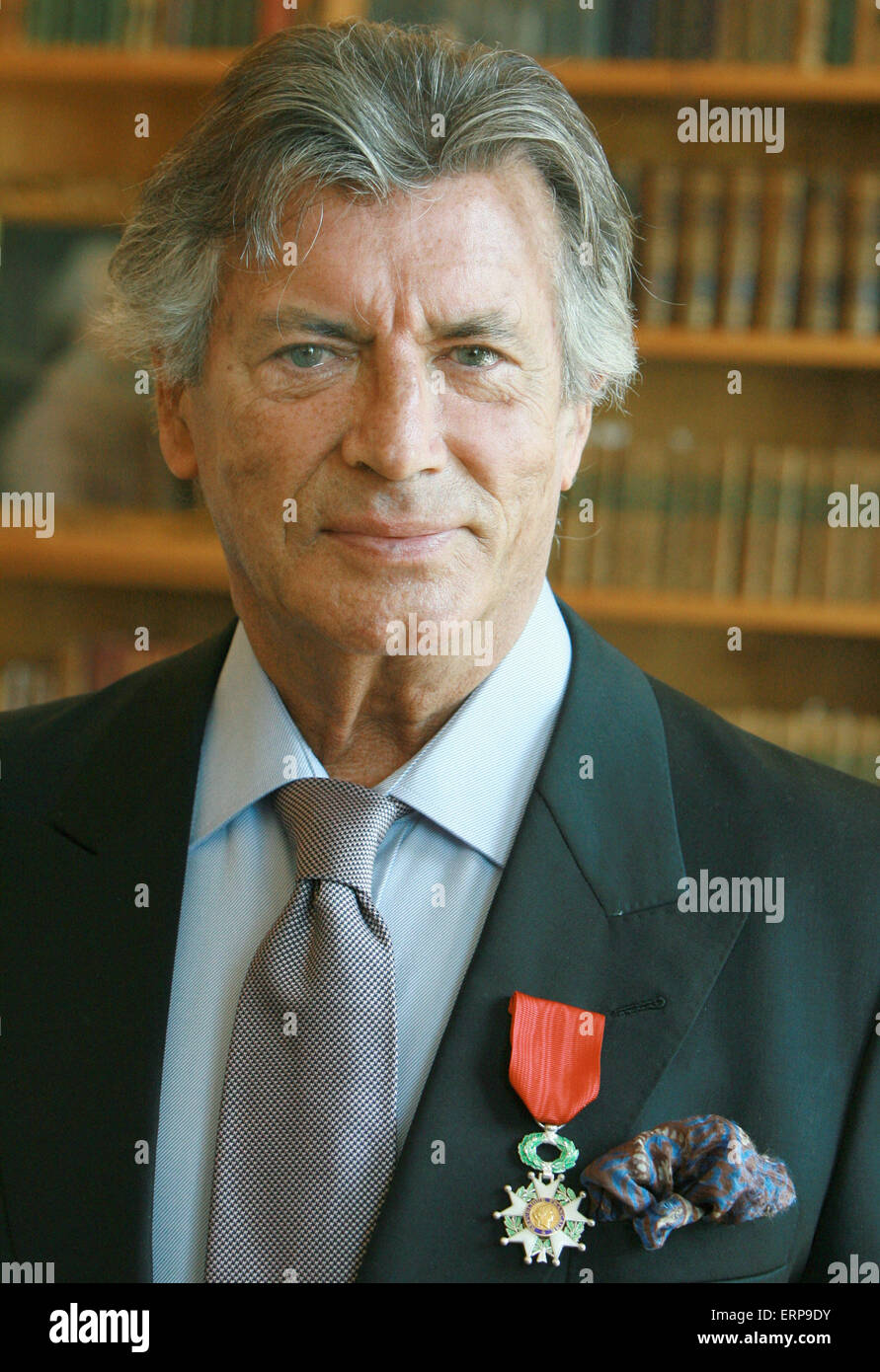 French actor Pierre Brice shows his badge with ribbon of a Knight of the French Legion of Honour after it was awarded to him by French Ambassador to Germany in Berlin, 07 June 2007. France honoured the actor who has impersonated Karl May's famous Winnetou character and as Unicef Ambassador is commited to the struggle against children's poverty and human rights abuse. Photo: Jens Kalaene Stock Photo