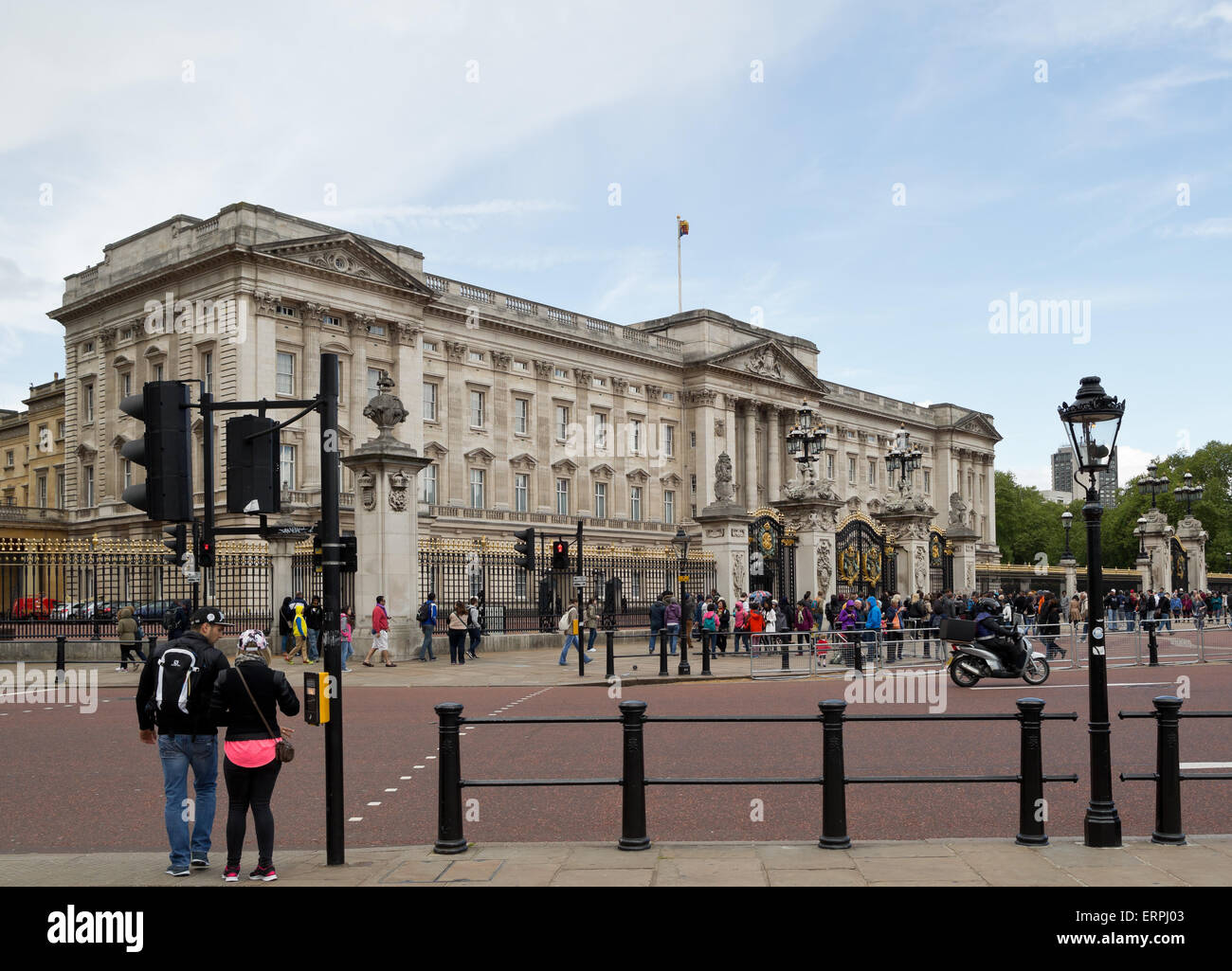 Buckingham Palace Street View Buckingham Palace Front View - London, Great Britain, Europe Stock Photo -  Alamy