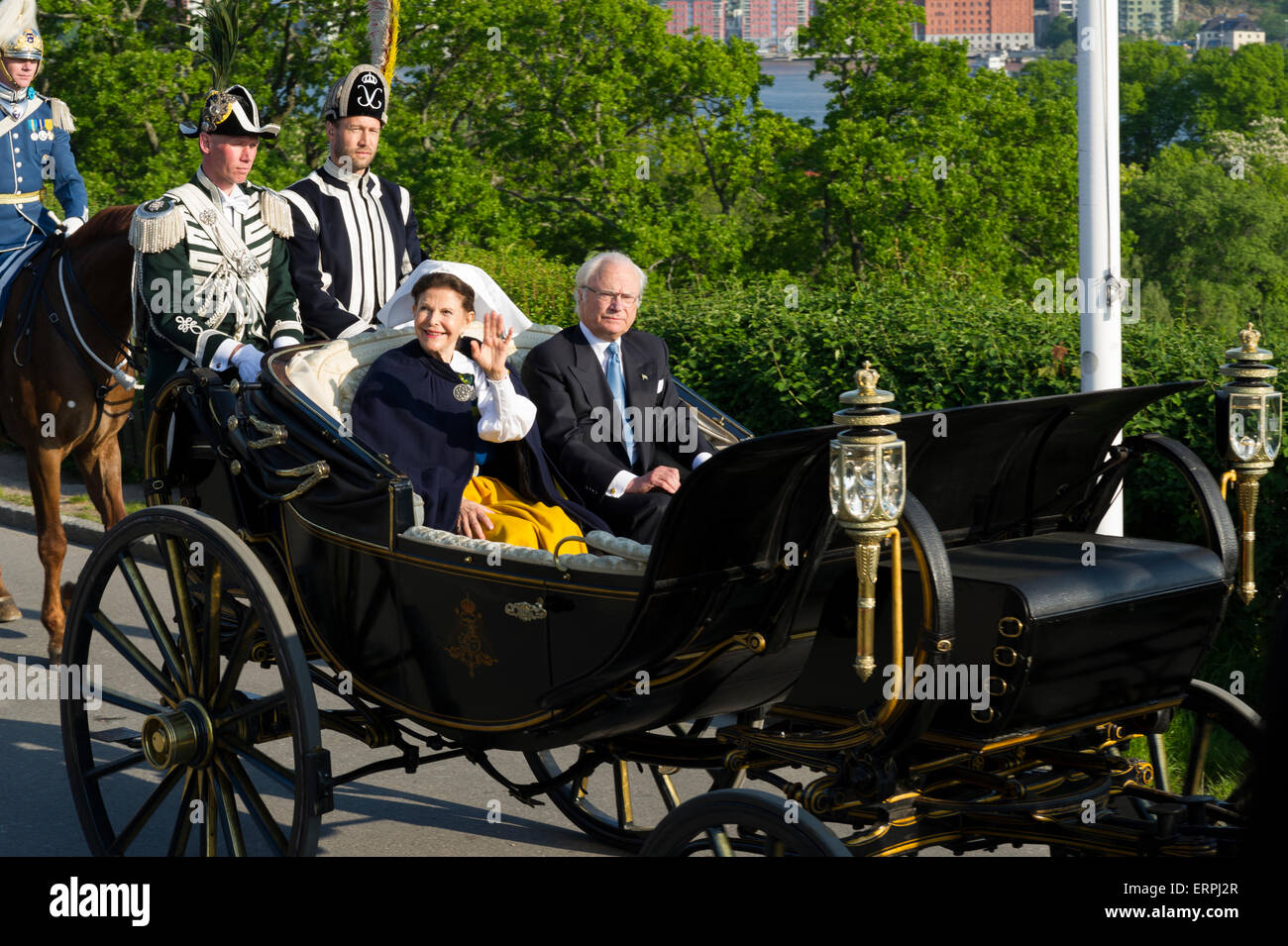 Stockholm, Sweden, 6th June, 2015. The National Day of Sweden. Festivities at Solliden, Skansen, Stockholm. The King and Queen of Sweden arrives by carriage at Solliden, Stockholm, Sweden. Credit:  Barbro Bergfeldt/Alamy Live News Stock Photo
