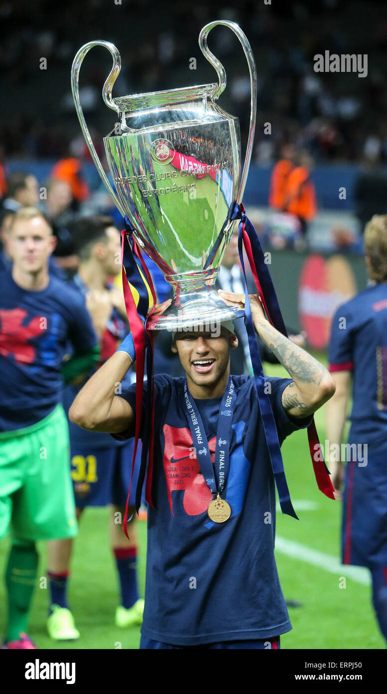 Berlin, Germany. 6th June, 2015. Neymar of FC Barcelona holds up the trophy  after the UEFA Champions League final match between Juventus F.C. and FC  Barcelona in Berlin, Germany, June 6, 2015.