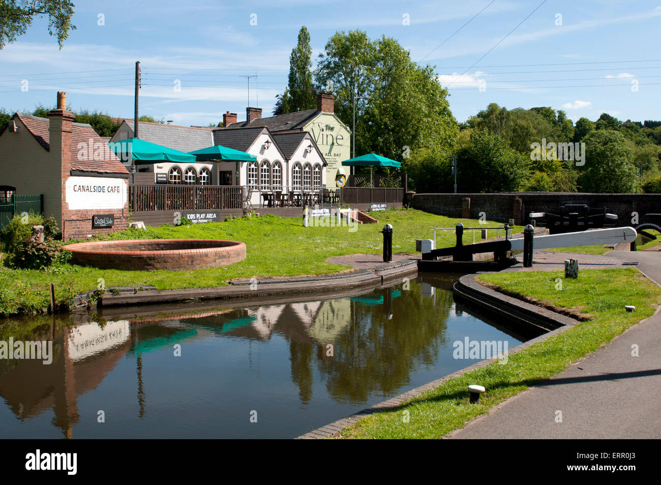 The Staffordshire and Worcestershire Canal and The Vine pub, Kinver