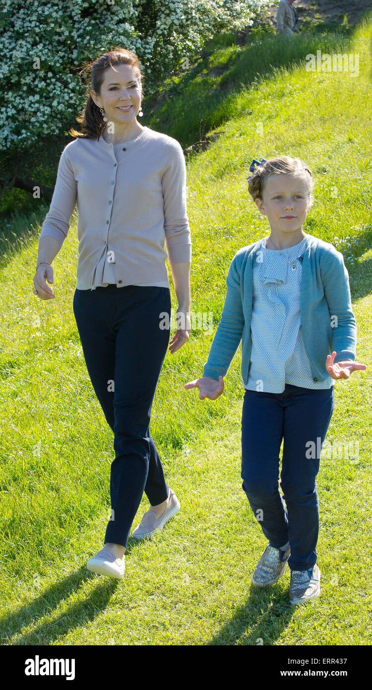 danish-crown-princess-mary-and-her-daughter-princess-isabella-are-ERR437.jpg