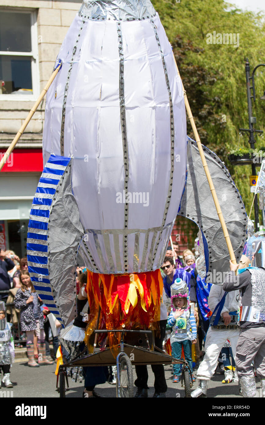 Calderdale, Yorkshire, 7th June, 2015. Hebden Bridge Festival.  The 8th Hebden Bridge Handmade Parade the art of the handmade. A festivals of events with artists and performers who create a stunning event , an occasion for up to 1000 people to dance down the streets of Hebden Bridge, watched by thousands. Stock Photo