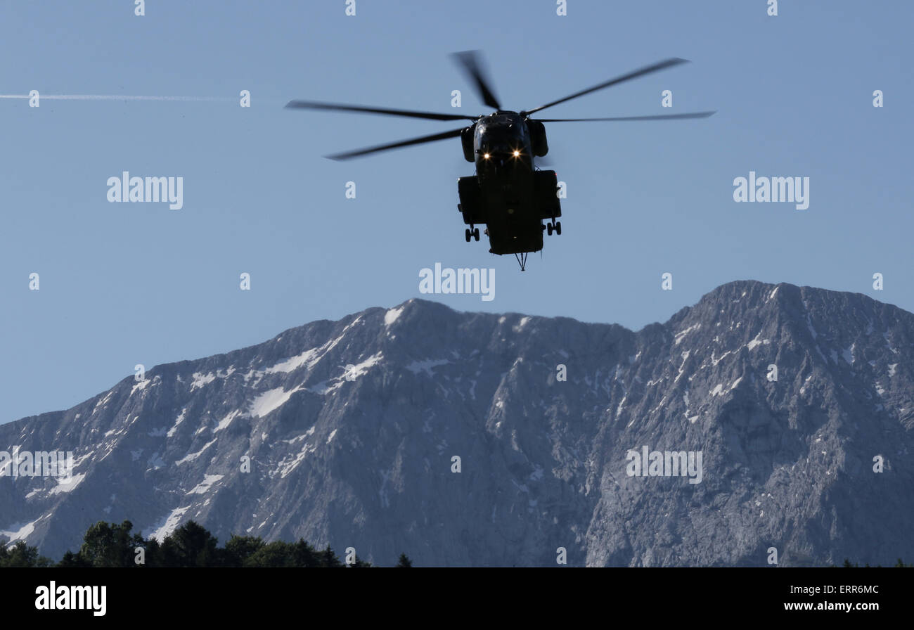 Garmisch-Partenkirchen, Germany. 7th June, 2015.  Journalists are flown in helicopters from Garmisch-Partenkirchen to Elmau, Germany, 07 June 2015. Heads of state and government of the seven leading industrialized nations (G7) are scheduled to meet in Elmau Castle, Bavaria, on 07 and 08 June to discuss foreign and security policy. Photo MICHAEL KAPPELER/dpa/Alamy Live News Stock Photo