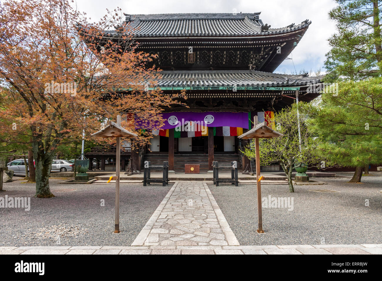 The Hobutsu-den hall at the Chion-in temple in Kyoto. Path leading to the two story hall with purple banners for Tokugawa Aoi hanging from the eaves, Stock Photo