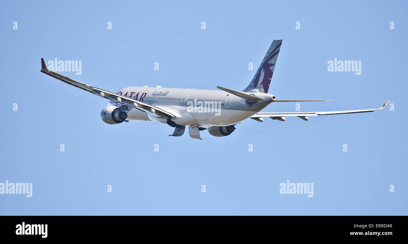 Qatar Airways Airbus a330 A7-AEB departing London-Heathrow Airport LHR Stock Photo