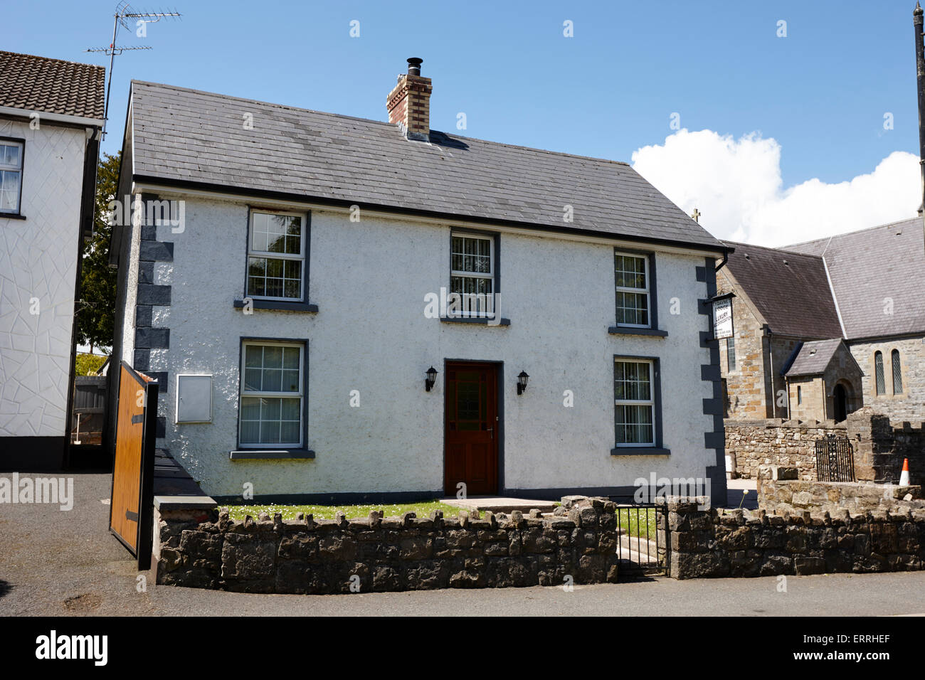 old traditional whitewashed house now a bed and breakfast in tydavnet county monaghan republic of ireland Stock Photo