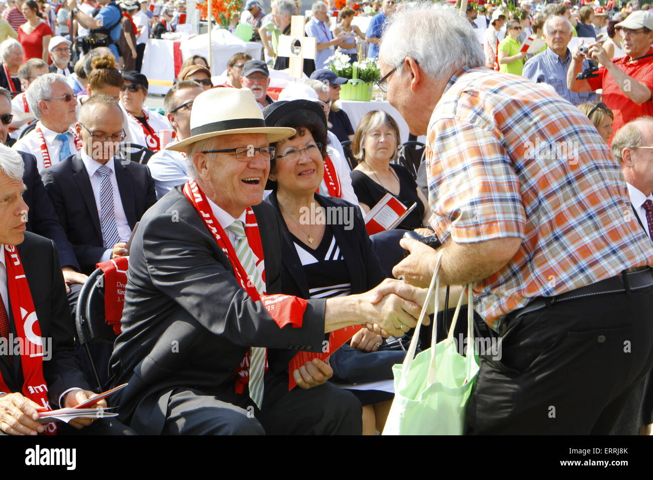 A man shakes the hand of Winfried Kretschmann (left0, the Minister-President of Baden-Württemberg, at the closing ceremony of the 35th German Protestant Church Congress. © Michael Debets/Pacific Press/Alamy Live News Stock Photo