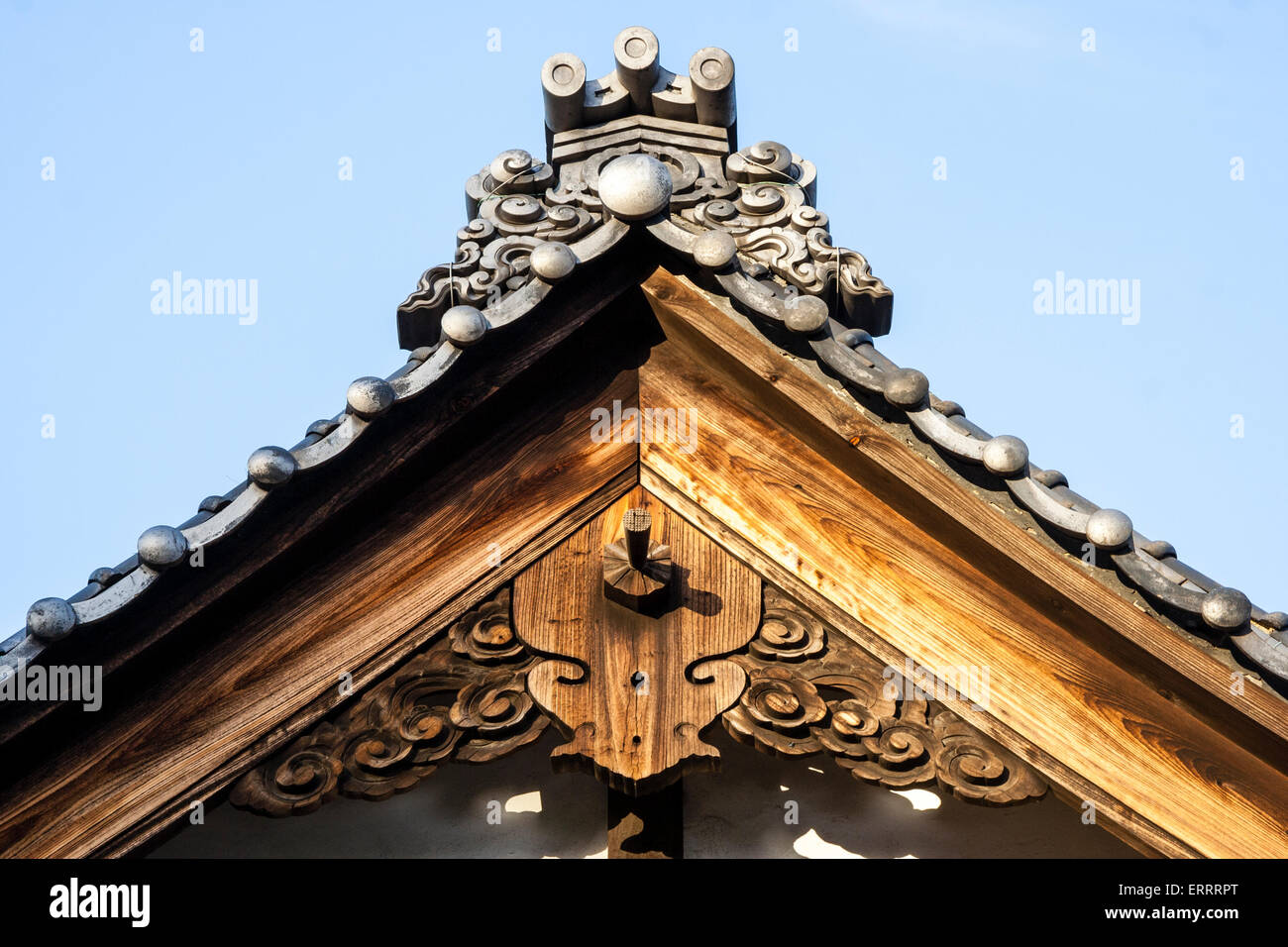 Japan, Tokyo. Shinto shrine roof. Showing onigawa; the end ridge tile,  Kegyo; the decorative end panel and Hafuita, the supporting roof beam Stock  Photo - Alamy
