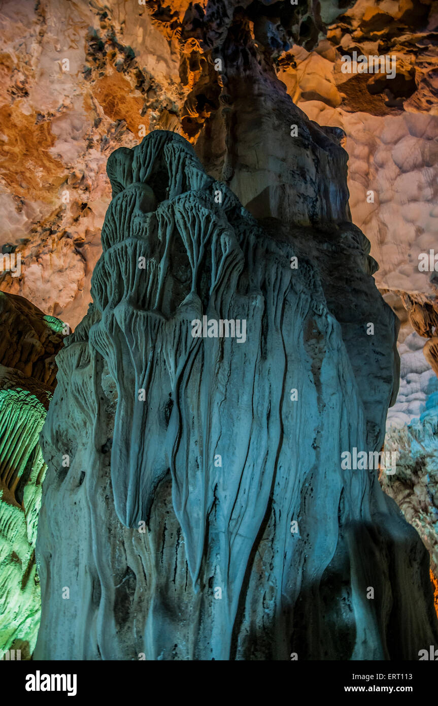 Vietnam Hang Dau Go (Wooden stakes cave) is the largest grotto in the Hạ Long area Its three large chambers contain large numero Stock Photo