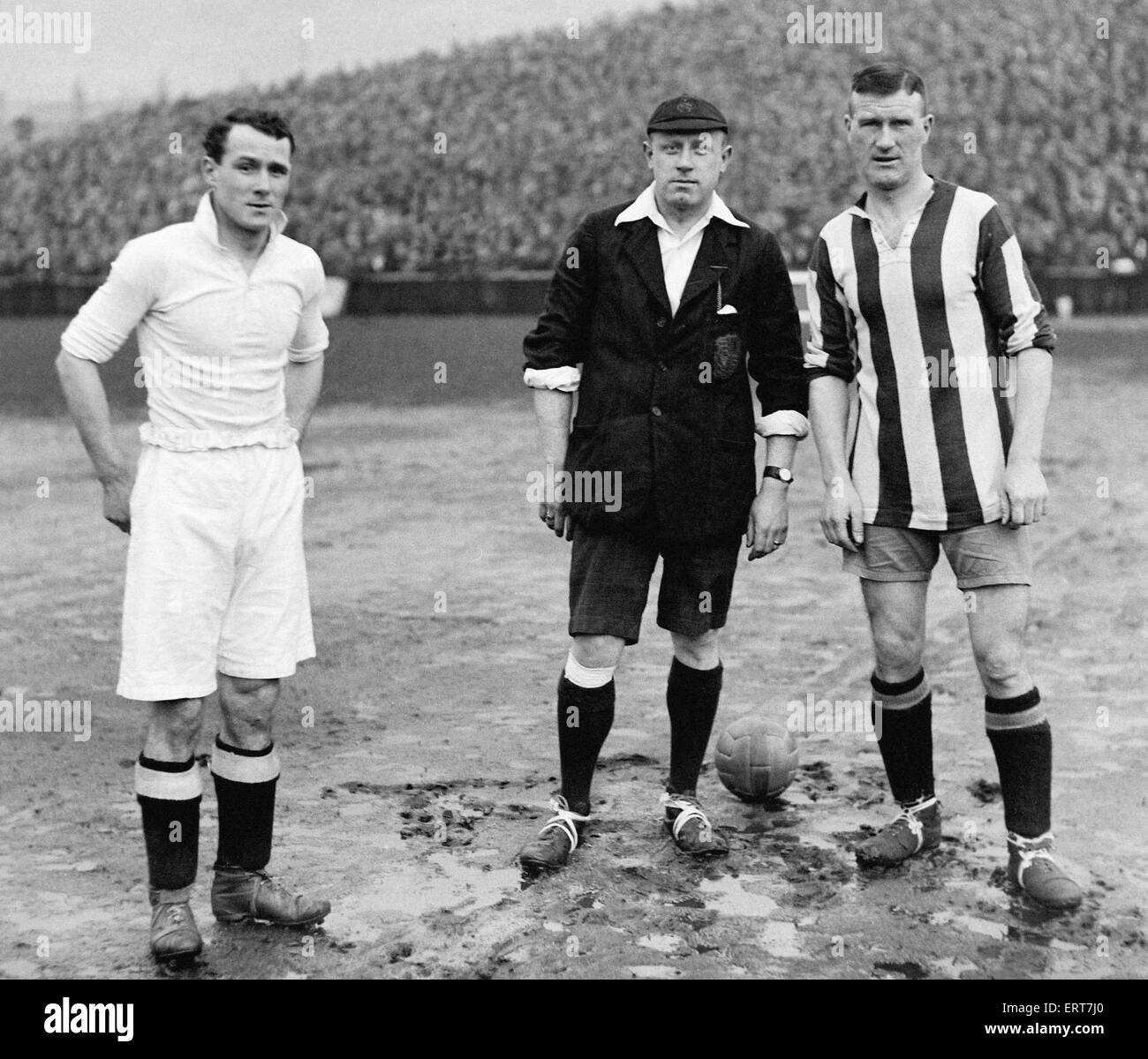 Swansea v Stoke FA Cup Tie. Joe Sykes of Swansea with referee P Harper and Bob McGrory seen here at the kick off of their FA Cup tie, 30th January 1926. Stock Photo