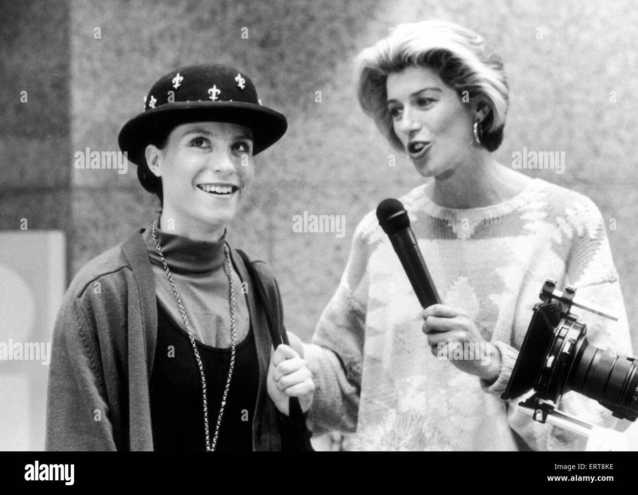 Clothes Show, Sarah Dunwell from Brownhills takes to the catwalk with Selina Scott at The Pavillions shopping centre, 7th September 1989 Stock Photo