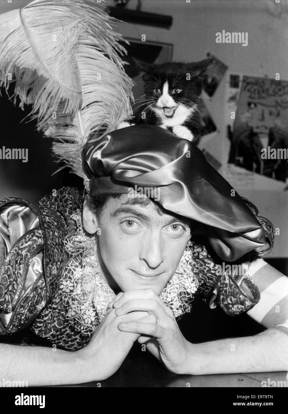 Actor Peter Capaldi  dressed for his part in the new production 'Songs For Stray Cats' at the Tron Theatre, Glasgow. September 1985. Stock Photo