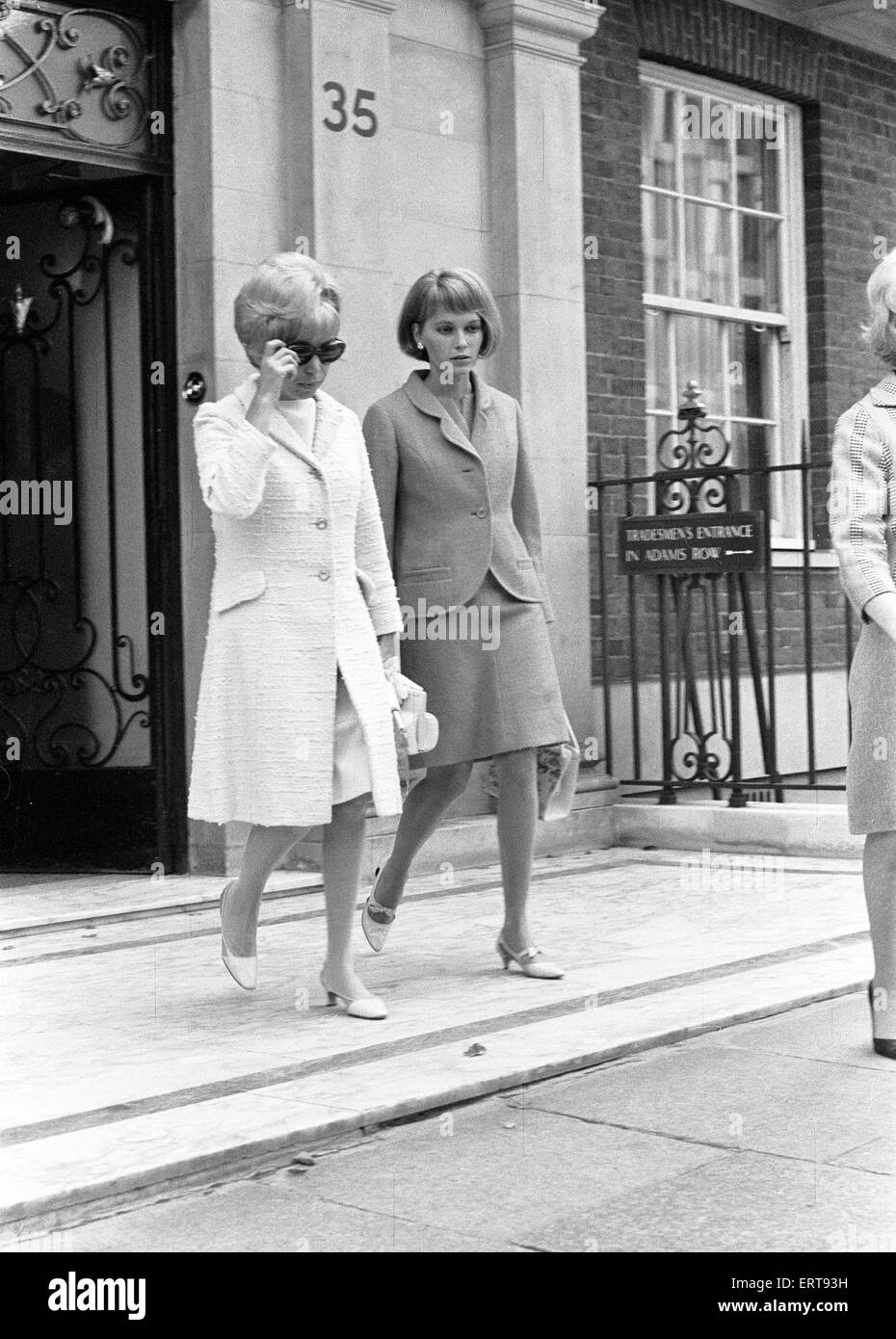 Mia Farrow Actress And Wife Of Frank Sinatra Grosvenor Square London 4th August 1966 Stock Photo Alamy