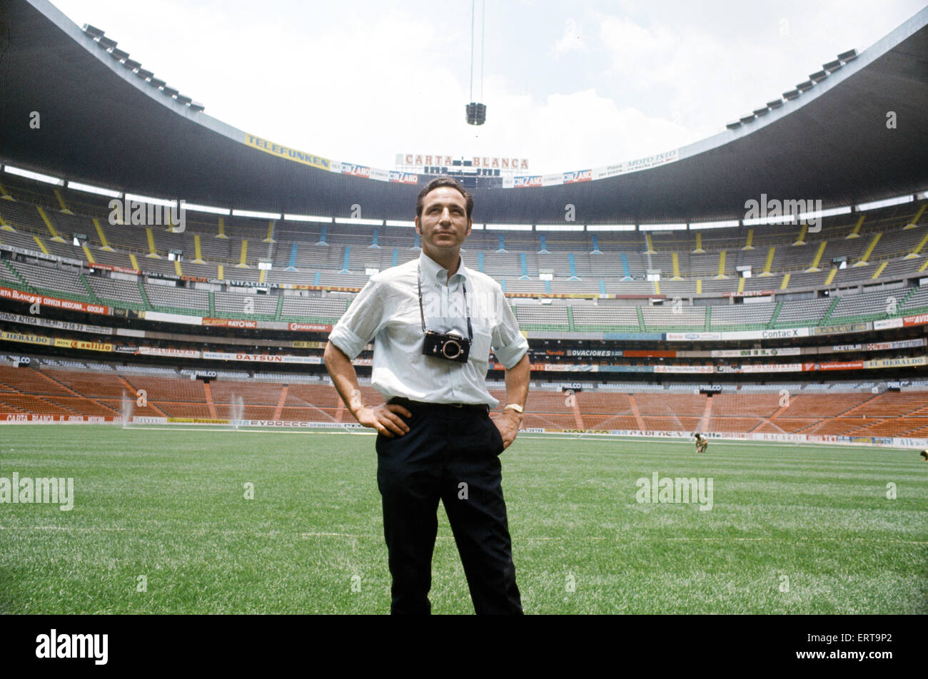 1970 World Cup tournament in Mexico. Mirror photographer Monte Fresco in the Azteca Stadium. May 1970. Stock Photo