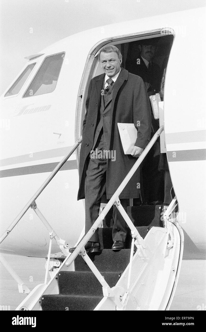 Frank Sinatra, flies into London Gatwick Airport, on his personal Gulf stream jet, Sunday 15th November 1970. Stock Photo