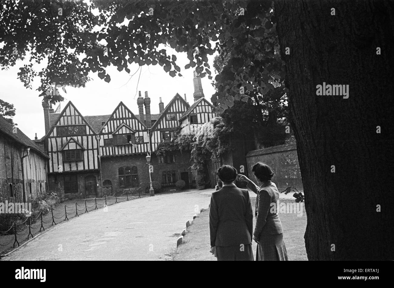 Two women looking at Cheyney's Court in Winchester, Circa 1945. Stock Photo