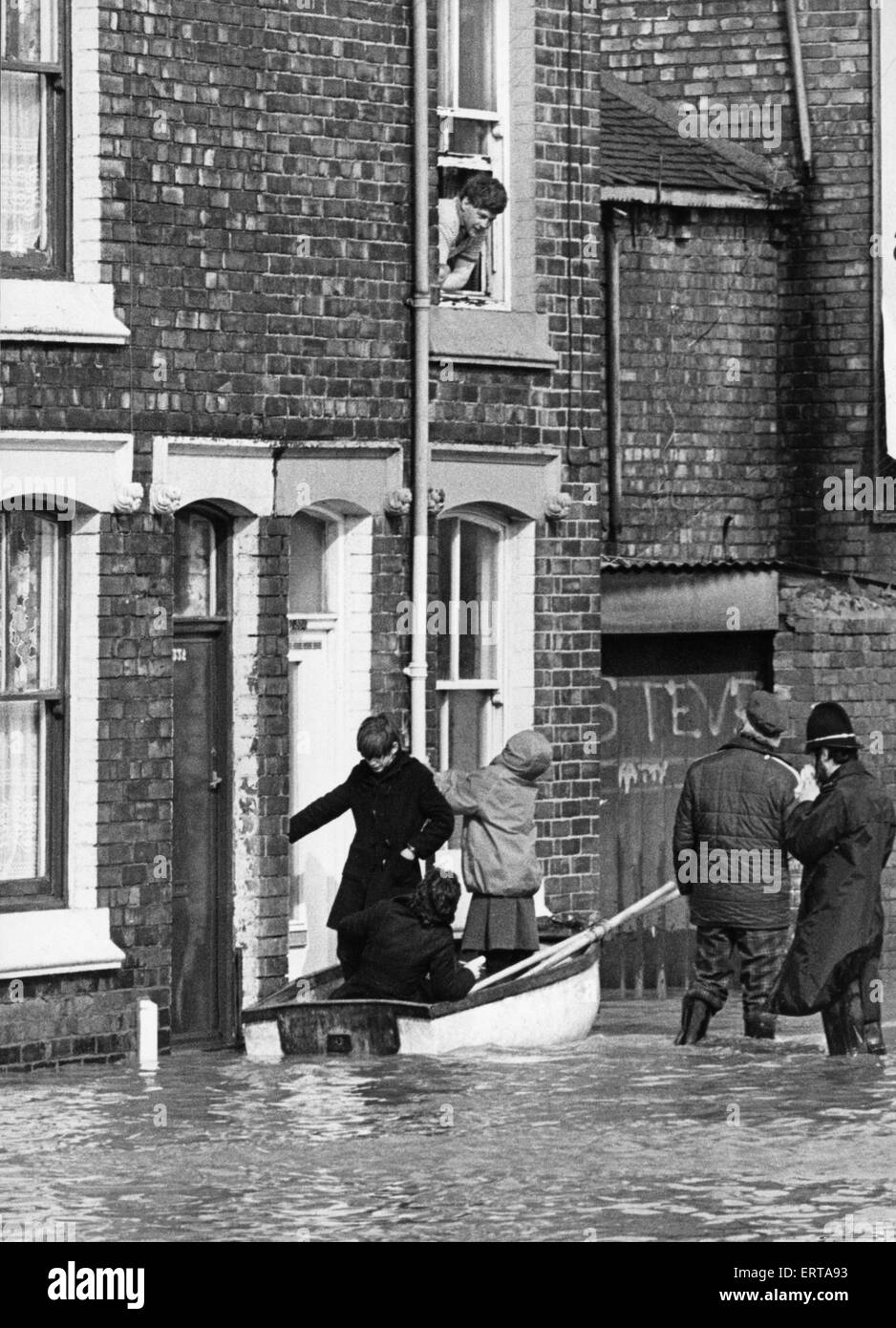Peter Taylor of 133 Borough Road, Middlesbrough speaking with police and local rescuers after he was marooned in his house by rising flood waters. 29th March 1979 Stock Photo