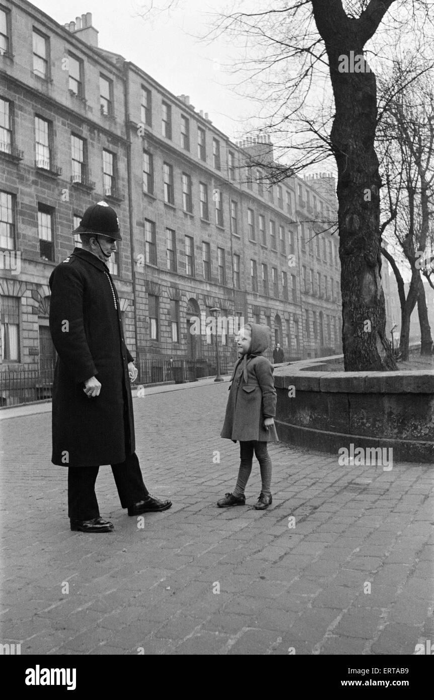 A policeman talking to a small girl, Edinburgh, 1945 Stock Photo