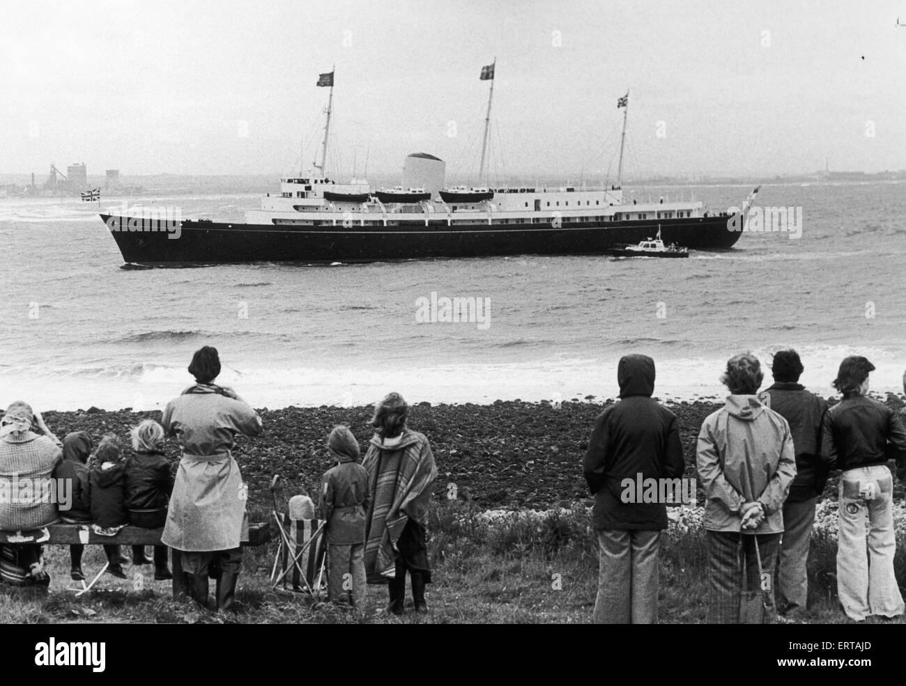 The first Teessiders to greet the Queen watch the Royal Yacht Britannia as she sails past the South Gare on her way into the Tees. 14th July 1977 Stock Photo