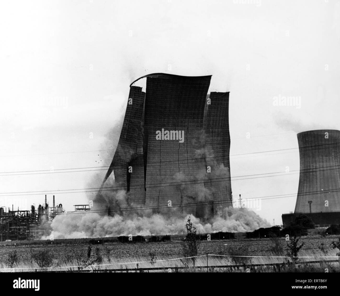 Crumbling 375 foot high cooling tower at ICI, Wilton. 7th October 1979. Stock Photo