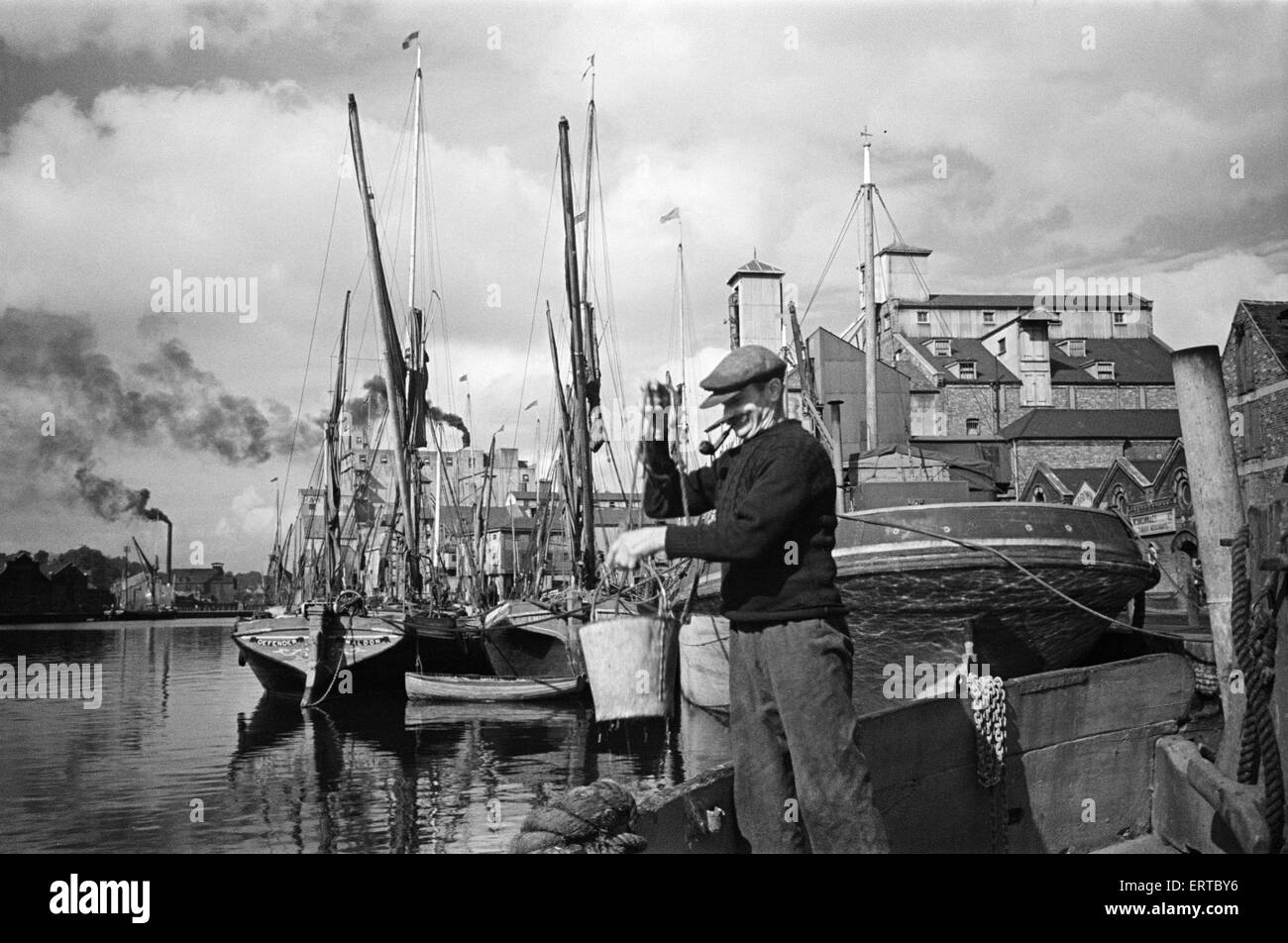 Fisherman at the quayside at Ipswich Docks, on the estuary of the River Orwell, Suffolk. 11th June 1946 Stock Photo