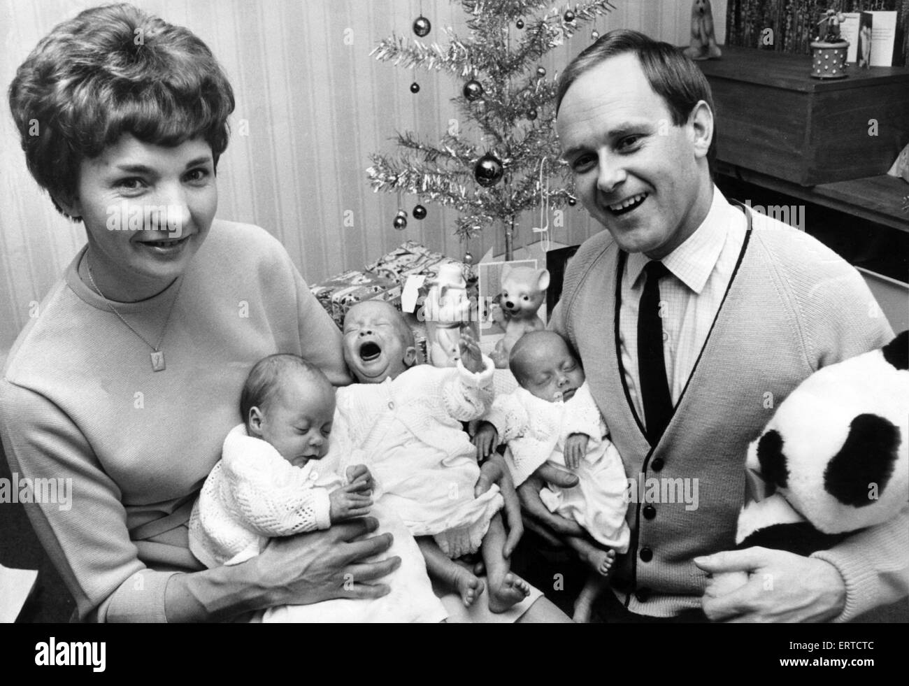 Thorns sextuplets. The family at their home in Northfield, Birmingham. Mr and Mrs Thorns smile happily with (left to right) Julie, Roger and Susan. 21st December 1968 Stock Photo