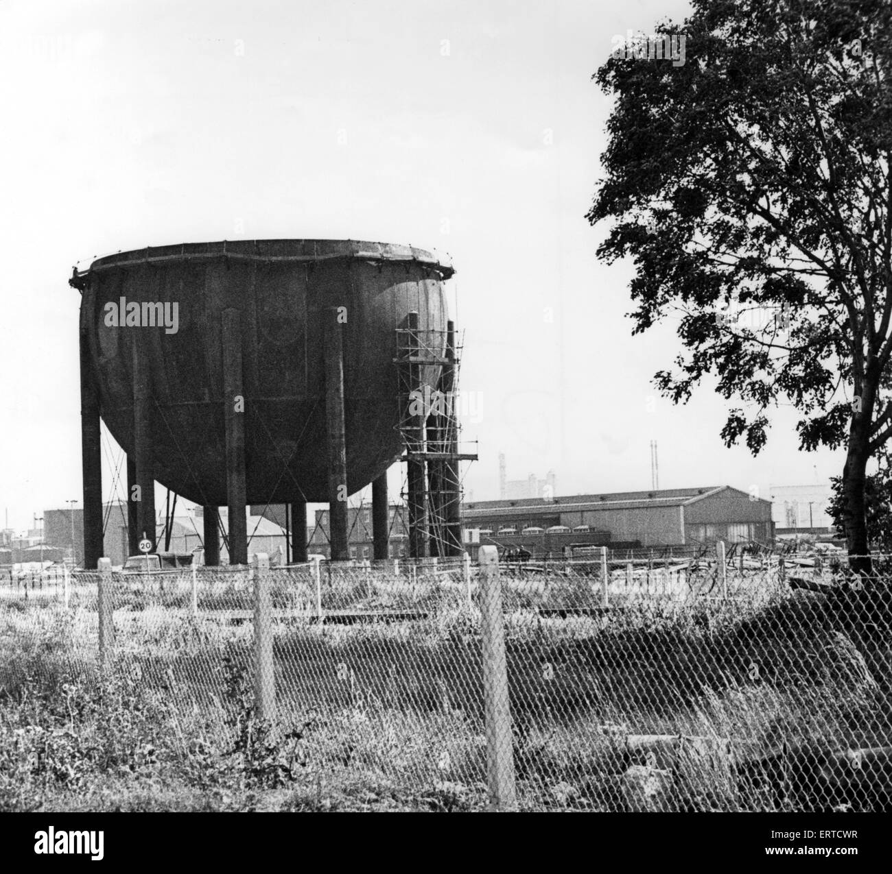 ICI, Wilton. The bottom half of a 5000 ton chemical storage tank being fitted into place. It will hold VCM, vinyl chloride monomer from new works being built opposite Lackenby Works on the Trunk Road. 25th September 1978. Stock Photo