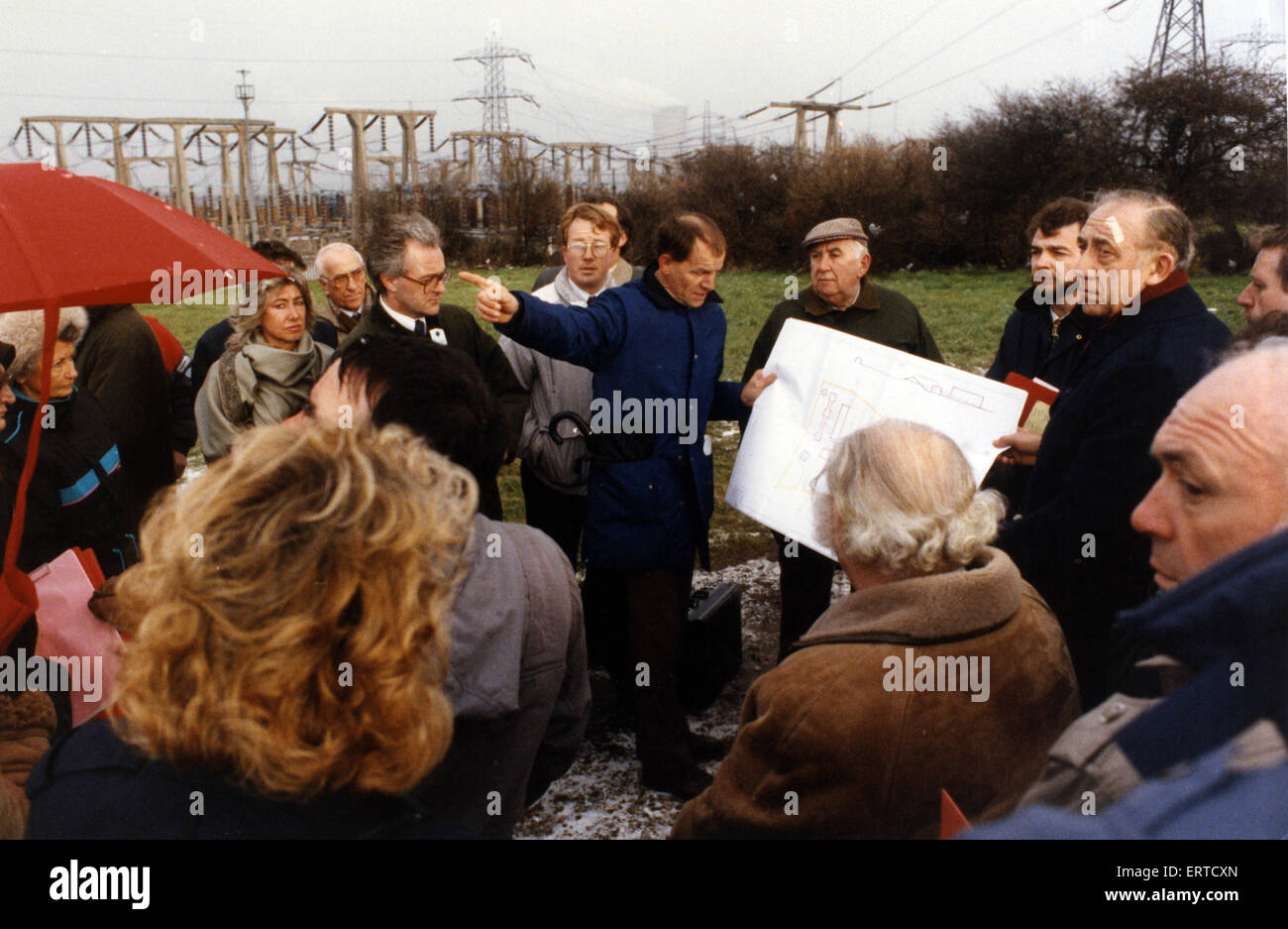 Chief Planning Officer Derrick Maude outlines the proposals. The petition against the sub station was organised by Joe Dale. 6th February 1991. Stock Photo