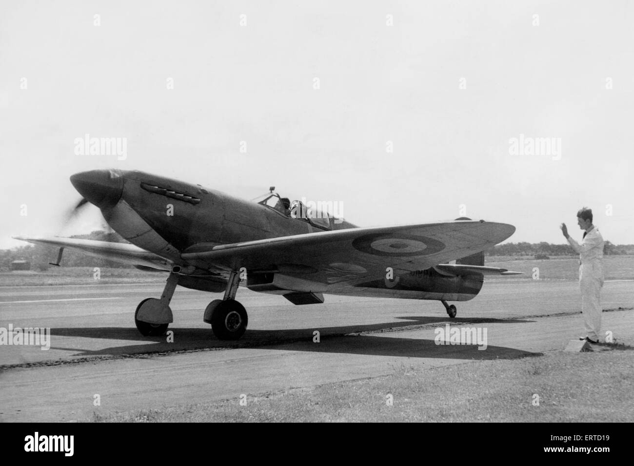 A Spitfire fighter plane arrives at Isworth Airport, flown by Squadron leader John Hobbs for the Sunderland Flying Club display. June 1967. Stock Photo