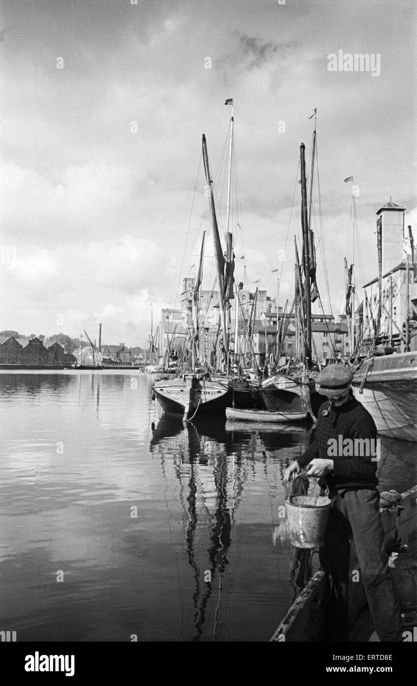 Fisherman at the quayside at Ipswich Docks, on the estuary of the River Orwell, Suffolk. 11th June 1946 Stock Photo