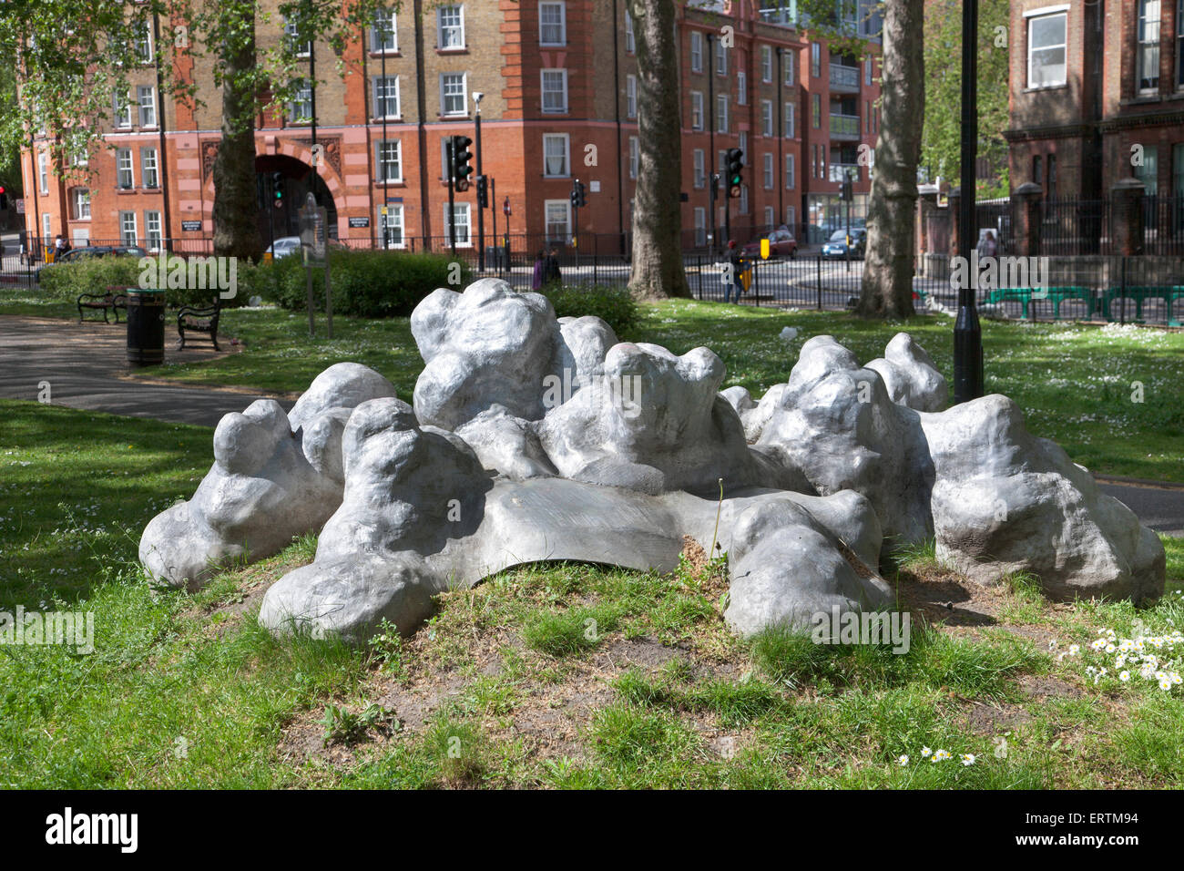 Silver Clouds sculpture by Robert Worley in Goldington Crescent Gardens, Camden, London, England (2010, cast aluminum) Stock Photo
