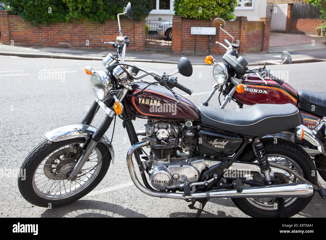 Moto rouge avec boucles festives sur le volant. Décoration moto pour  mariage Photo Stock - Alamy