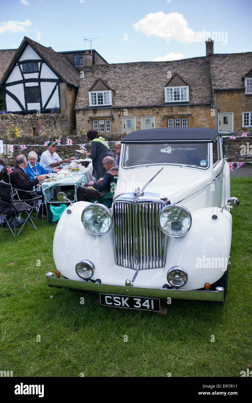 1948 Jaguar Mark IV 3.5 litre Drophead Coupé at classic car show in the Cotswolds. Broadway, Worcestershire, England Stock Photo