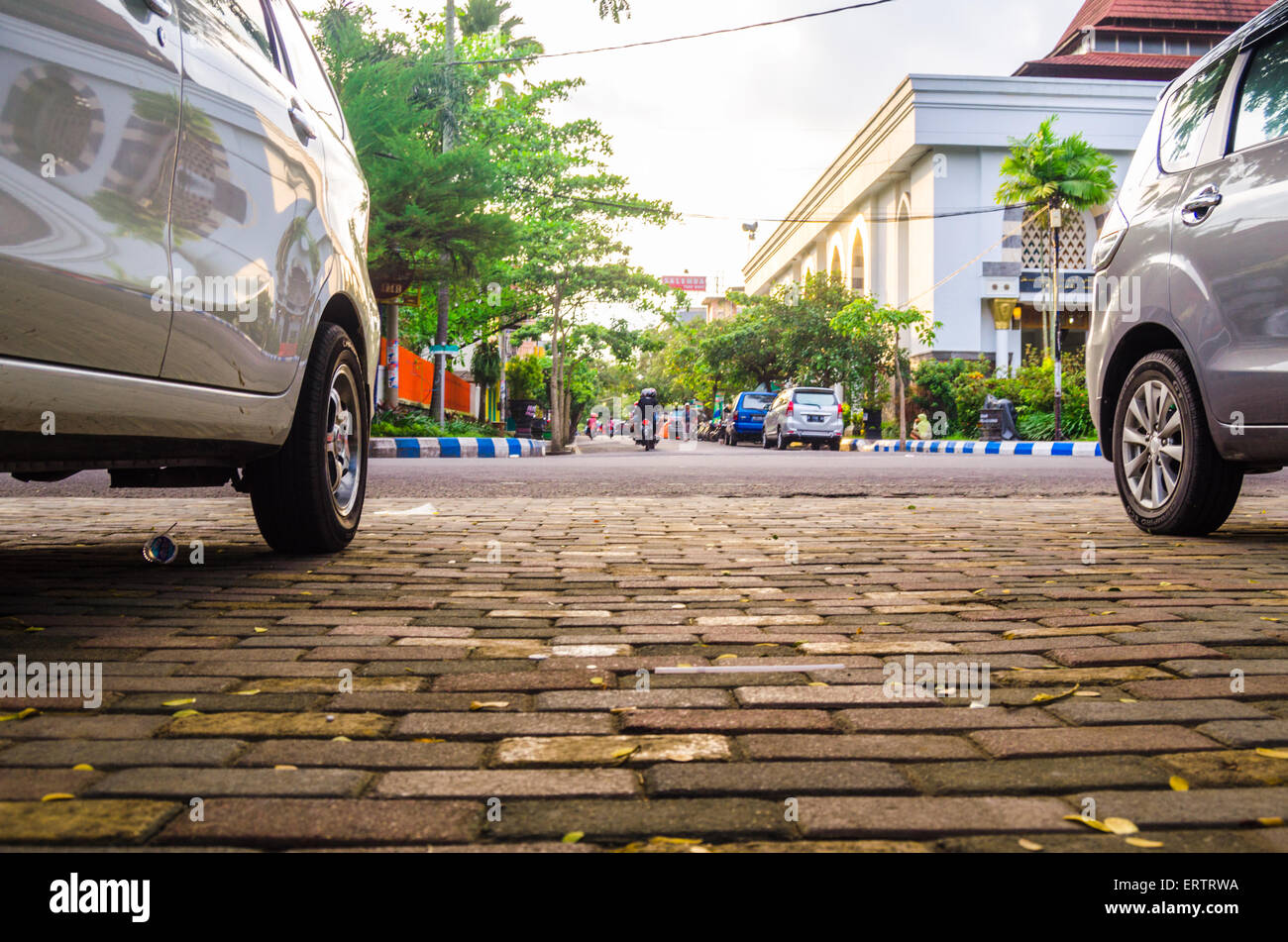 Car parked under street light hi-res stock photography and images - Alamy