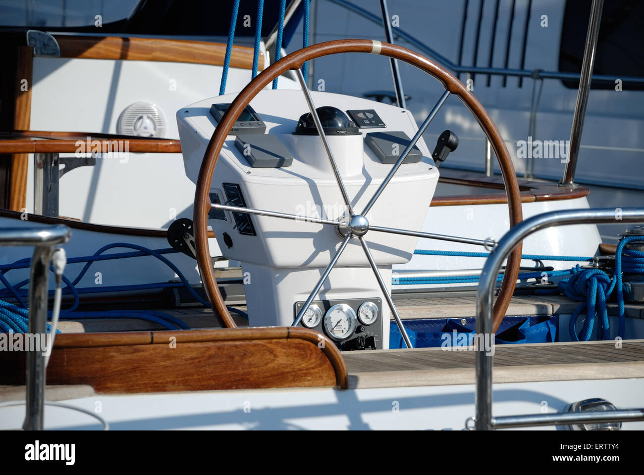 Steering wheel of management of a yacht Stock Photo Alamy
