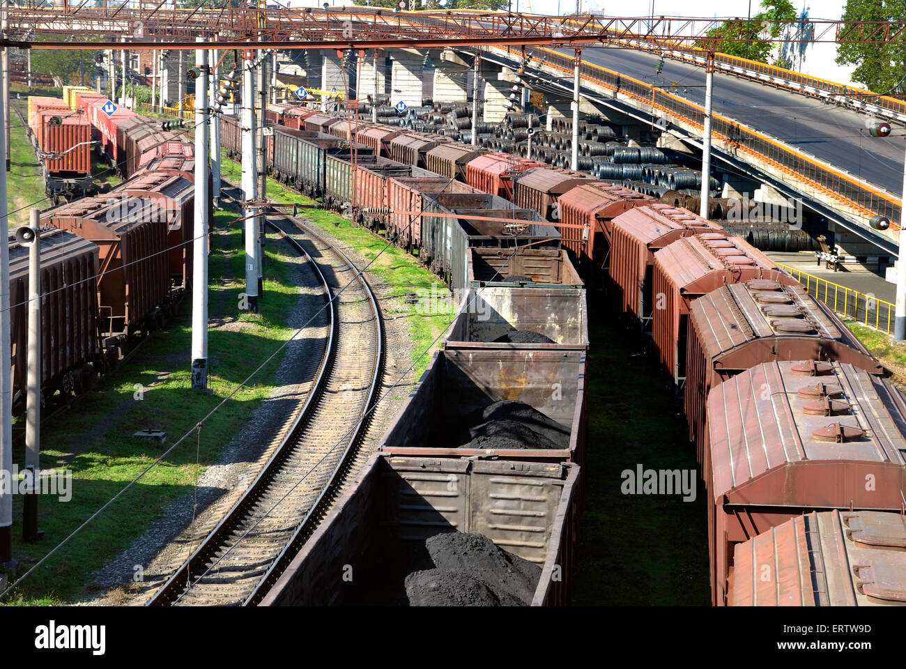 вагоны грузовые транссиб. грузовая станция. грузовая станция. на товарную станцию поступили вагоны со строительным. аппарель на жд путях.