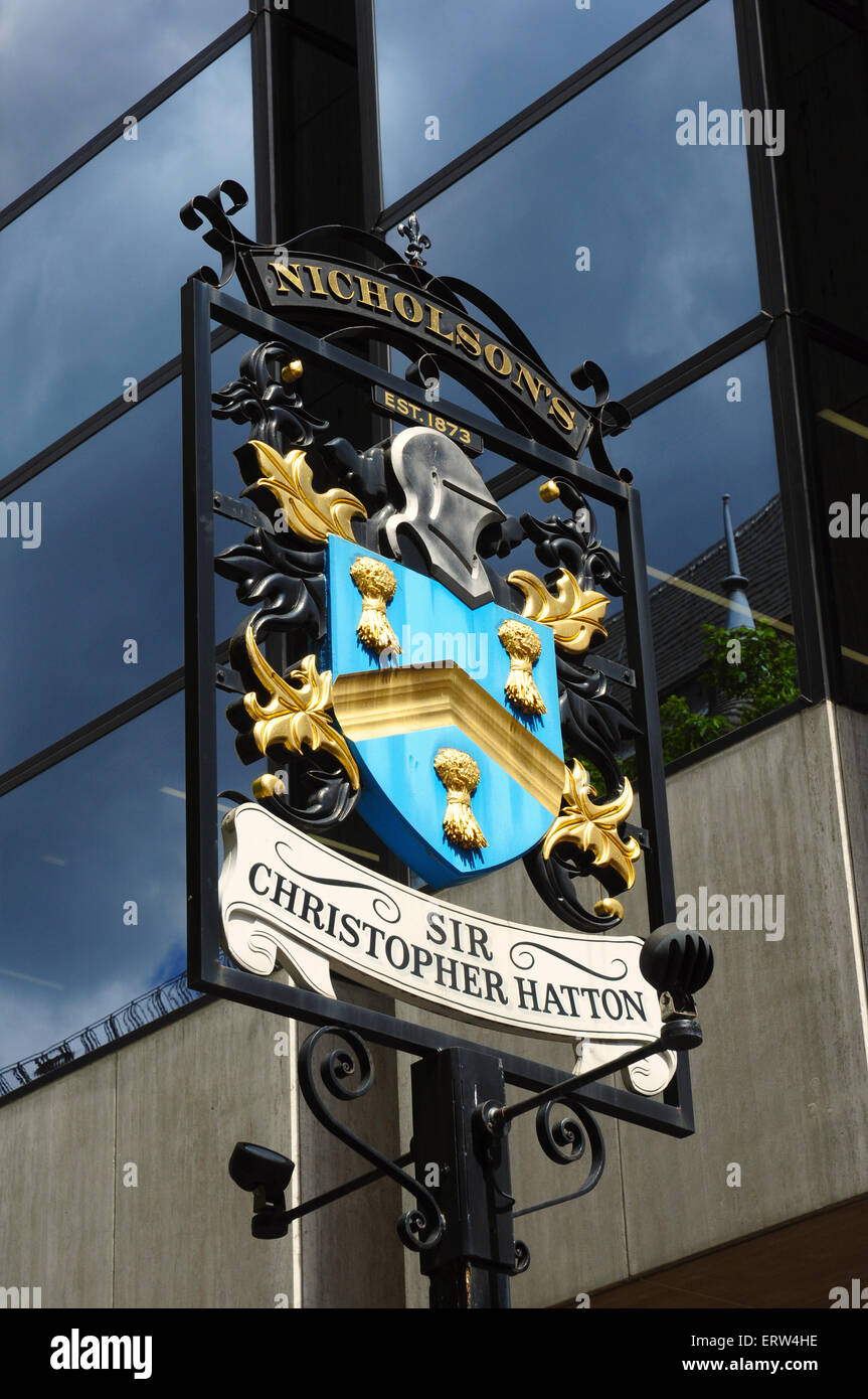 Sir Christopher Hatton public house sign, 4 Leather Lane, Hatton Garden, Holborn, London, England, UK Stock Photo