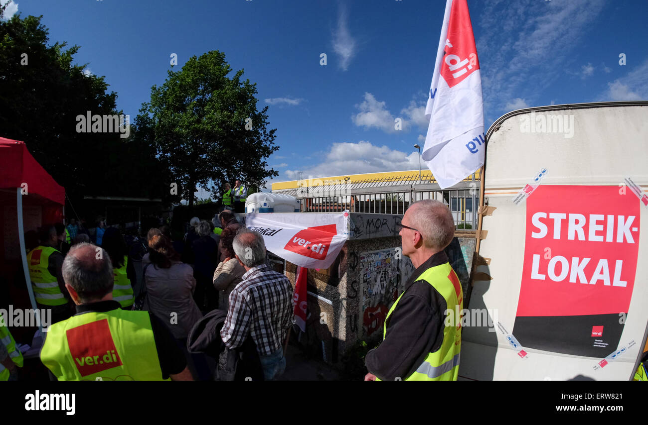 Hamburg, Germany. 08th June, 2015. Strike pickets wait for their colleagues in front of the distribution center in Hamburg, Germany, 08 June 2015. Unlimited strikes have started at Deutsche Post AG. Photo: AXEL HEIMKEN/dpa/Alamy Live News Stock Photo