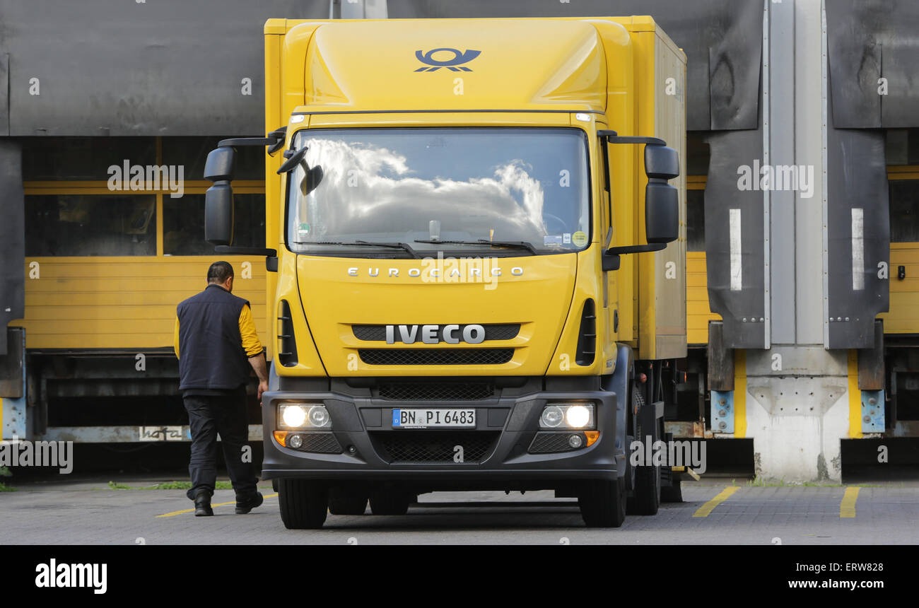 Hamburg, Germany. 08th June, 2015. A postal worker gets off a truck in front of the distribution center in Hamburg, Germany, 08 June 2015. Unlimited strikes have started at Deutsche Post AG. Photo: AXEL HEIMKEN/dpa/Alamy Live News Stock Photo