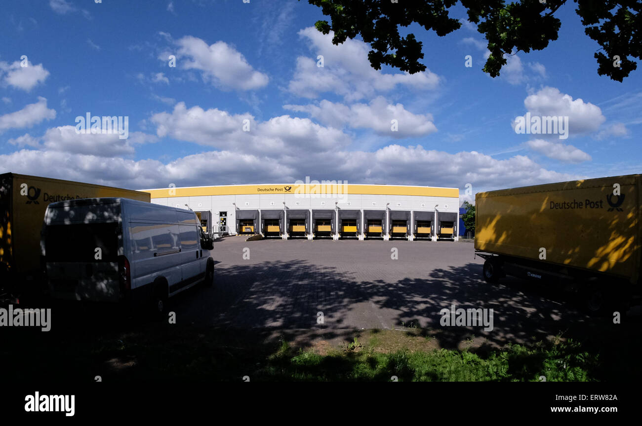 Hamburg, Germany. 08th June, 2015. The gates of the loading docks are closed at the distribution center in Hamburg, Germany, 08 June 2015. Unlimited strikes have started at Deutsche Post AG. Photo: AXEL HEIMKEN/dpa/Alamy Live News Stock Photo