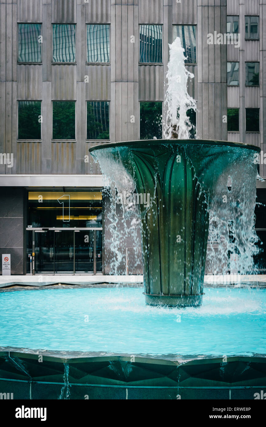 Fountain and modern building in downtown Pittsburgh, Pennsylvania Stock Photo Alamy