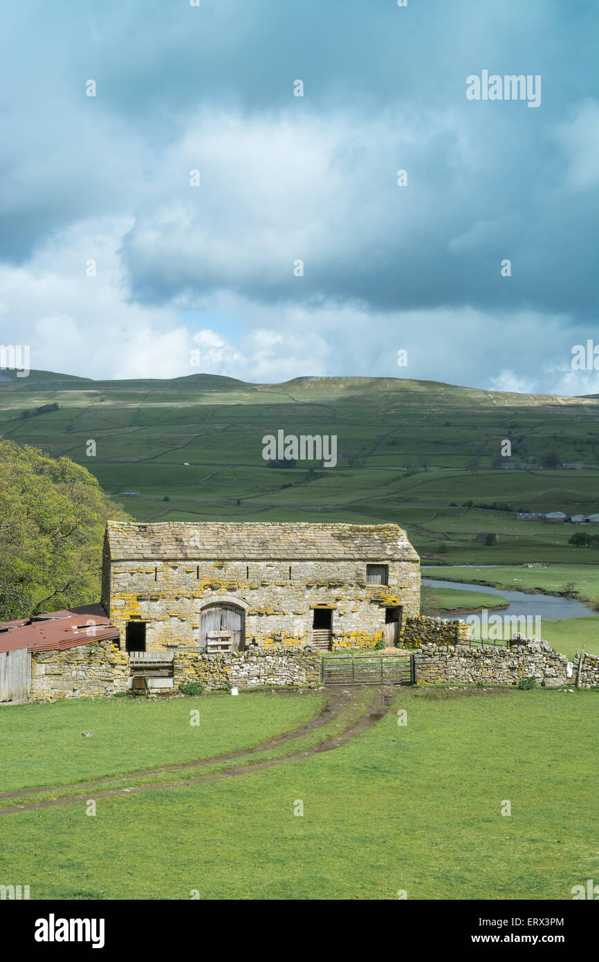Stone barn and views in Wensleydale in the Yorkshire Dales Stock Photo