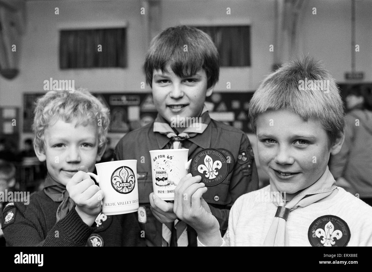 Holme Valley Cubs with commemorative mugs celebrating 65 years of scouting in the Holme Valley,  28th January 1989. Stock Photo