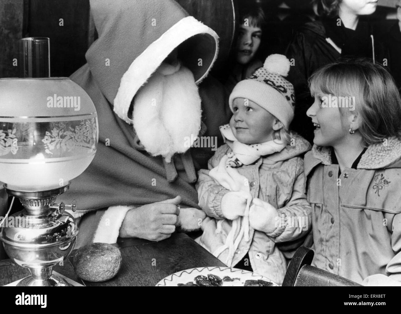 Father Christmas at the Welsh Folk Museum, St Fagans, Cardiff, Wales, 15th December 1987. Meeting Rebecca Gardiner (l) and her sister Samatha of Rees St, Gilli, Rhondda. Stock Photo