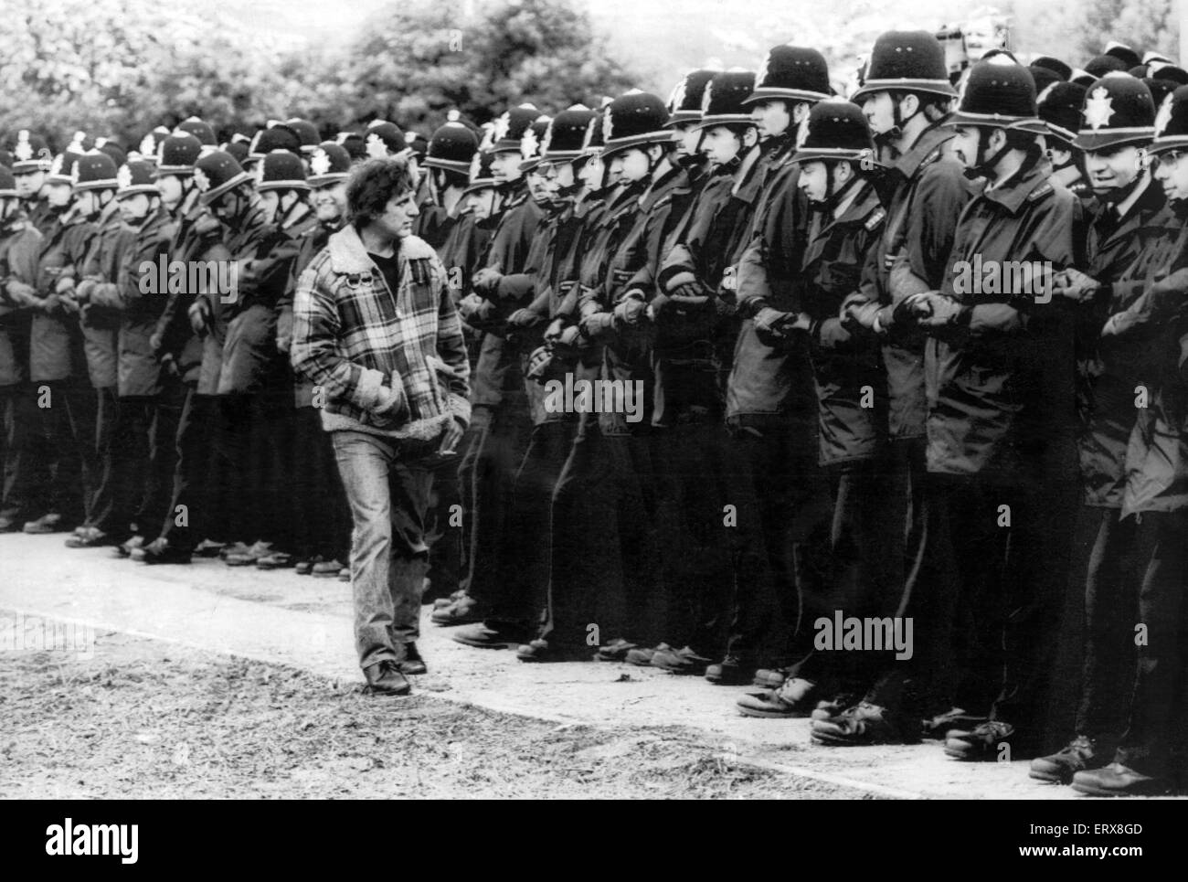 Miners Strike 1984 - 1985 Pictured. Miner Eric Hudson inspects the guard of police officers in the front line at Orgreave coking plant near Sheffield Yorkshire Monday 4th June 1984.    On 6th March 1984 the National Coal Board announced that the agreement Stock Photo