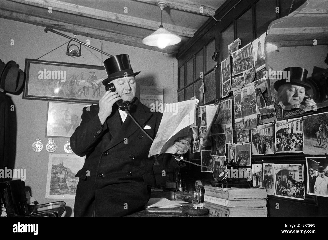 Cart and Van Horse Auction, New Kent Road, London, circa December 1947 Stock Photo