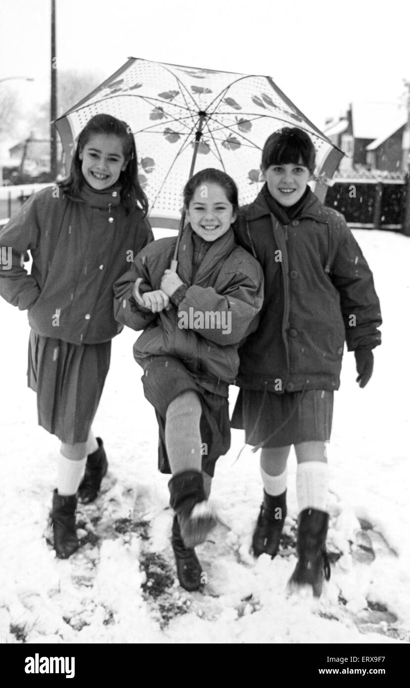 Pupils from St Edwards RC Primary School in Middlesbrough enjoy the sudden snow fall in Middlesbrough. 4th February 1988. Left to right, Elizabeth Hunneysett, Louise Smith and Maria Turley. Stock Photo